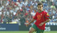 11. Simão Sabrosa (Extremo-esquerdo) - Internacionalizou-se pela Seleção Nacional em 85 ocasiões, tendo marcado 22 golos. Simão Sabrosa foi, a par de Rui Costa, mais um dos jogadores que viu desde o banco de suplentes Cristiano Ronaldo diminuir a diferença no marcador para 1-2 diante da Grécia, em 2004. Durante a sua carreira representou o Sporting, o Barcelona, o Benfica, o Atlético Madrid, o Besiktas, o Espanhol e ainda os indianos do NorthEast United, o último clube que representou antes da sua paragem definitiva em 2016.