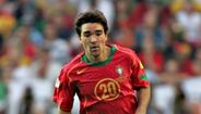 20. Deco (Médio-ofensivo) - Um dos mágicos da Seleção Nacional entrou, a par com Cristiano Ronaldo, aos 46 minutos da partida diante da Grécia, em 2004. Nacional Atlético Clube, Corinthians, Benfica, Alverca, Salgueiros, FC Porto, Barcelona, Chelsea e Fluminense foram os clubes que representou ao longo da sua brilhante carreira. Despediu-se dos relvados em 2013, ao serviço do Flu.