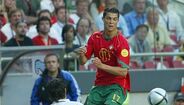 17. Cristiano Ronaldo (Extremo-esquerdo) - Entrou para o lugar de Simão Sabrosa no arranque da segunda parte da partida diante da Grécia, na fase de grupos do Euro'2004. Fez, já no período de descontos, o único golo da formação portuguesa no encontro... o resto é história. Na terça-feira, diante da Suécia, ultrapassou a marca dos 100 golos ao serviço da Seleção Nacional, chegando mesmo aos 101 - o único jogador europeu a alcançar esta marca e o segundo da história, apenas Ali Daei conseguiu mais (109). Quebrar recordes é com ele. Máquina.