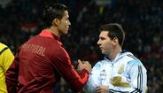 Com 101 golos até ao momento, CR7 está a 3 de igualar o registo que têm Messi e Maradona... juntos. La Pulga apontou 70 e El Pibe tem 34.