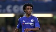 Lateral-direito: Cuadrado - Contratado em 2015 à Fiorentina por 31 milhões de euros, Juan Cuadrado esteve longe de deixar saudades aos adeptos dos blues. Mal chegou a Stamford Bridge foi emprestado à Juventus, clube para o qual se transferiu a título definitivo em 2017, por 20 milhões de euros. Pela 'Vecchia Signora' soma 182 jogos, tendo marcado 18 golos. No Chelsea disputou... 15 partidas.