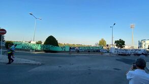 Tarjas da Juve Leo e polícia à espera do Sporting em Alverca