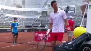 Árbitro engana-se, fala em Federer e Djokovic mostra-se desagradado