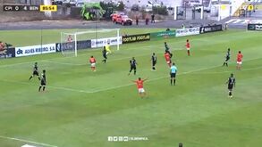 O grande golo de Ronaldo Camará a culminar jogada que começou no guarda-redes do Benfica B