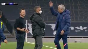 Mourinho e Lampard com troca de palavras acalorada em pleno jogo