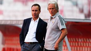 Jorge Jesus à conversa com António Salvador e Carvalhal antes do jogo desta noite