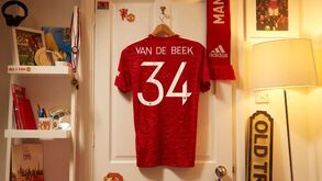 Um número com simbolismo: Van de Beek será o 34 no United em homenagem a ex-colega e amigo Nouri 