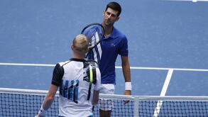 Djokovic segue em frente após bater Kyle Edmund