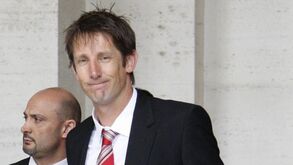Van der Sar escreve aos adeptos do Manchester United por causa de Donny van de Beek