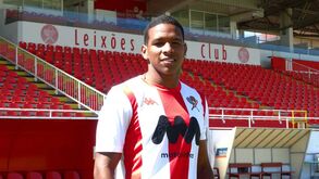 Yair Castro chega para o ataque do Leixões