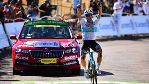 Estreia a vencer no Tour: foi assim o último quilómetro de Alexey Lutsenko no Mont Aigoual