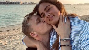 Filha de Bergkamp vive paixão total por Van de Beek