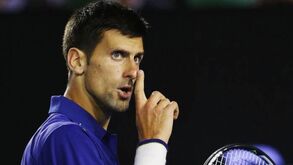 Sem máscara... e de mãos dadas com a polémica: A rebeldia de Novak Djokovic