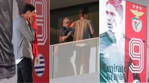 Nos bastidores da apresentação de Darwin: o beijo à camisola 9 e a foto com Vieira de um ângulo bem diferente