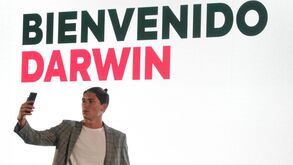 Darwin Núñez dormiu com a camisola do Benfica
