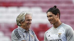 Jorge Jesus em conversa animada com Darwin antes do Benfica-Rennes