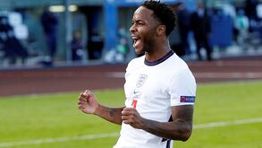 Inglaterra vence na Islândia com penálti nos descontos