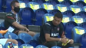A banana, uma 'luta' com a máscara e olhos postos no campo: o jogo de Ronaldo na bancada