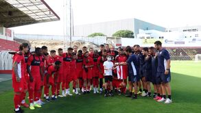Plantel do Leixões recebe visita de Francisco, filho de João Pedro