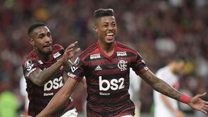 Benfica espera Champions para atacar Bruno Henrique e Gerson