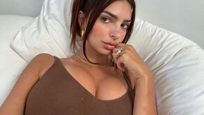 Emily Ratajkowski ainda é capaz de surpreender e tatuagem é a prova