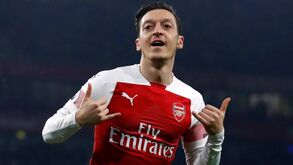 Mesut Özil desenha onze ideal e mostra que foi feliz no Real Madrid
