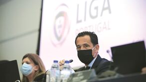 Liga não cede à pressão sobre jogos adiados devido à Covid-19