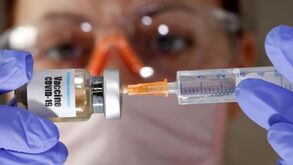 Não há vacinas contra a Covid-19 para todos até 2024
