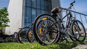 Espanhóis atravessam fronteira para comprar bicicletas