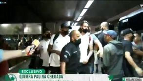 Adeptos fazem espera à equipa do Corinthians no aeroporto: jogadores fogem para o autocarro