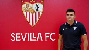 Sevilha oficializa contratação de Acuña