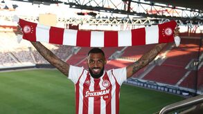 Yann M'Vila reforça Olympiacos de Pedro Martins