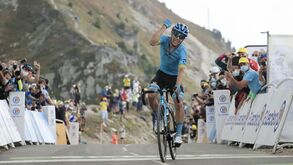 Miguel Ángel López vence e sobe a terceiro, Roglic distancia-se de Pogacar