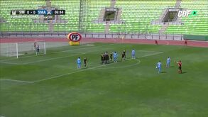 Inacreditável: chileno marcou um golaço de livre e o árbitro assinalou... canto