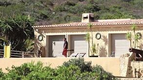 Filho de Sousa Cintra dispara contra viaturas em praia no Algarve e barrica-se em casa