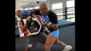 Soco de Mike Tyson quase 'arranca' cabeça de treinador pessoal