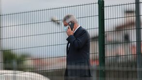 Luís Filipe Vieira sozinho ao telefone antes do Famalicão-Benfica