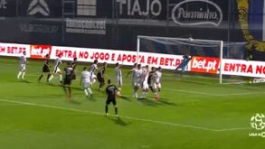 Grimaldo bate livre direto de forma irrepreensível para o terceiro do Benfica