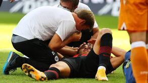 André Silva marca ao Arminia e sai maltratado após choque de cabeça