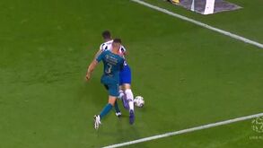 Taremi entrou e ganhou logo um penálti: Alex Telles converteu e bisou na partida