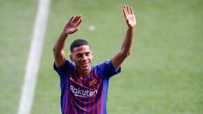 'France Football' garante que Todibo quer sair do Barcelona e tem Benfica à espreita