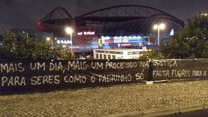 A tarja junto ao Estádio da Luz: «Para seres como o padrinho só falta fugires para a Galiza»