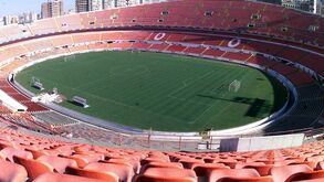 Um estádio a ‘rebentar pelas costuras’: Benfica inaugurou  Terceiro Anel da Luz há 35 anos