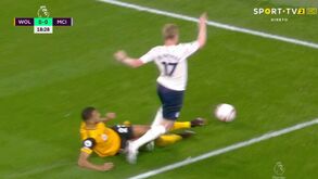 Defesa do Wolves precipitou-se e De Bruyne 'sacou' penálti: o primeiro golo do Man. City