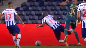 O penálti da reviravolta do FC Porto: Marega derrubado e central do Sp. Braga nem queria acreditar