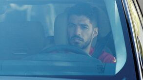 Sob suspeitas e traído por Bartomeu: Luis Suárez com vida difícil