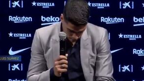 Suárez desfaz-se em lágrimas na despedida do Barcelona