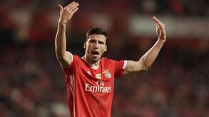 Benfica negoceia troca milionária: os contornos do negócio que envolve Rúben Dias e Otamendi