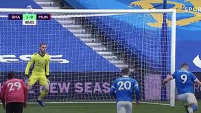 Neal Maupay marca de penálti e 'humilha' De Gea