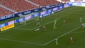 João Félix 'parte a loiça' pelo At. Madrid: senta um adversário e marca